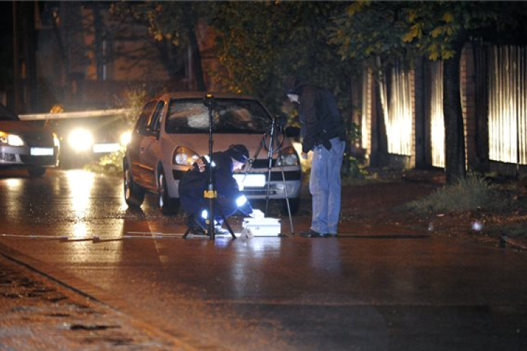 Csákánynyéllel támadt, majd gumilövedékes fegyverrel lőtt