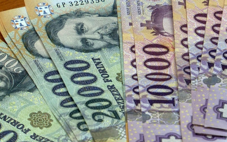 86 ezer forinttal 567 800 forintra emelkedett a bruttó átlagkereset Magyarországon