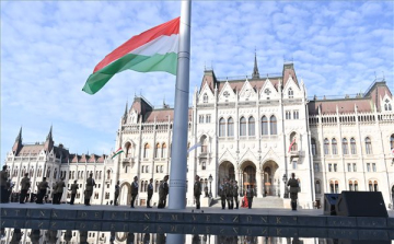 Október 23. - Felvonták a nemzeti lobogót az Országház előtt